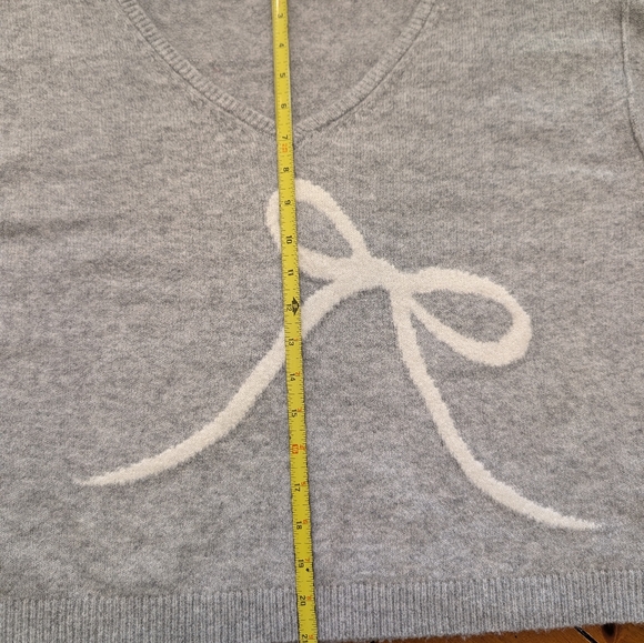 American Eagle Outfitters Light Gray V-Neck Sweater with Cream Bow - Picture 6 of 6
